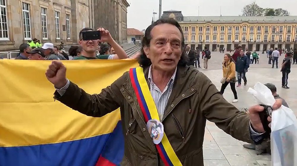 Colombiano também imita Guaidó e se autoproclama 'presidente' Colombiano também imita Guaidó e se autoproclama 'presidente'