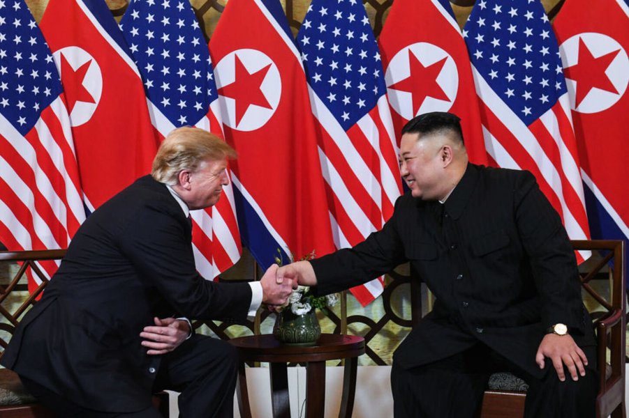 Trump encontra Kim e diz que ele é 'grande líder' Trump encontra Kim e diz que ele é 'grande líder'