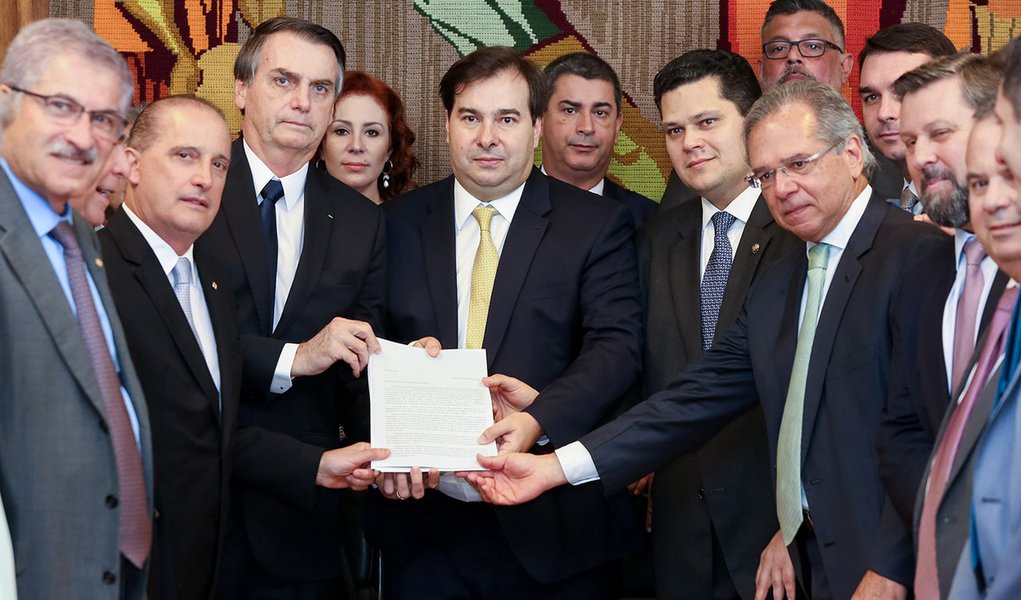 Vai ser do jeito que eles querem, Bolsonaro! (Foto: Marcos Corrêa/PR) Vai ser do jeito que eles querem, Bolsonaro!