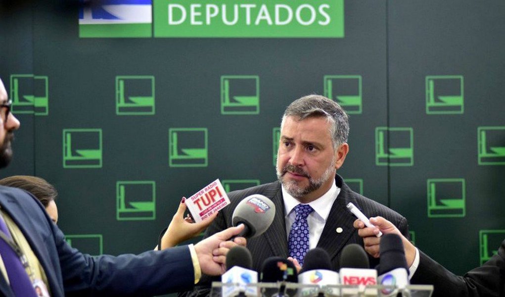 Pimenta diz que áudios mostram que Bolsonaro mentiu e cobra providências do MP Pimenta diz que áudios mostram que Bolsonaro mentiu e cobra providências do MP