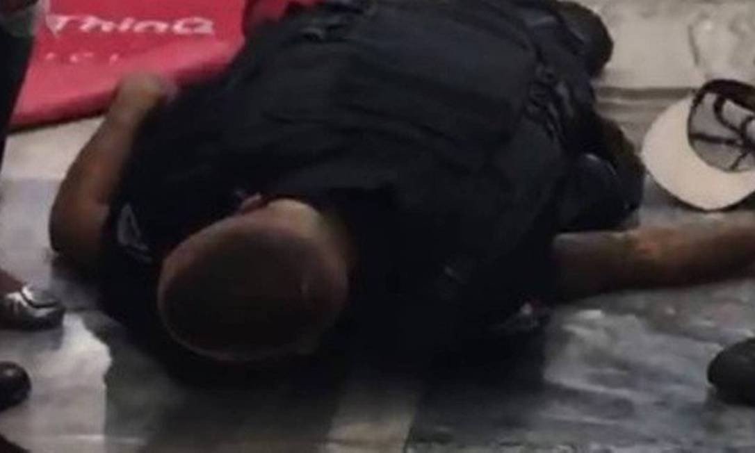 Segurança do Extra que matou jovem não poderia trabalhar na função (Foto: Reprodução) Segurança do Extra que matou jovem não poderia trabalhar na função