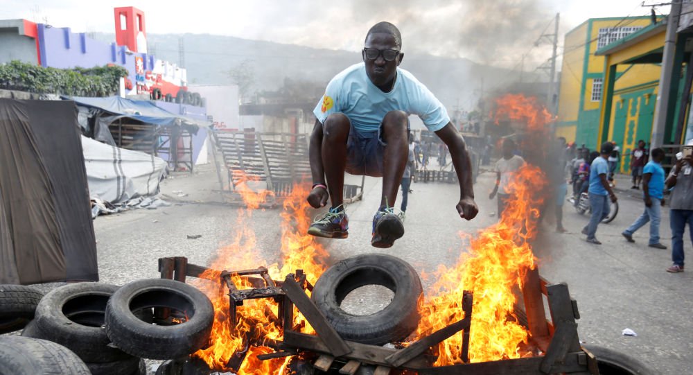 No Haiti, manifestantes queimam bandeira norte-americana e pedem ajuda à Rússia No Haiti, manifestantes queimam bandeira norte-americana e pedem ajuda à Rússia