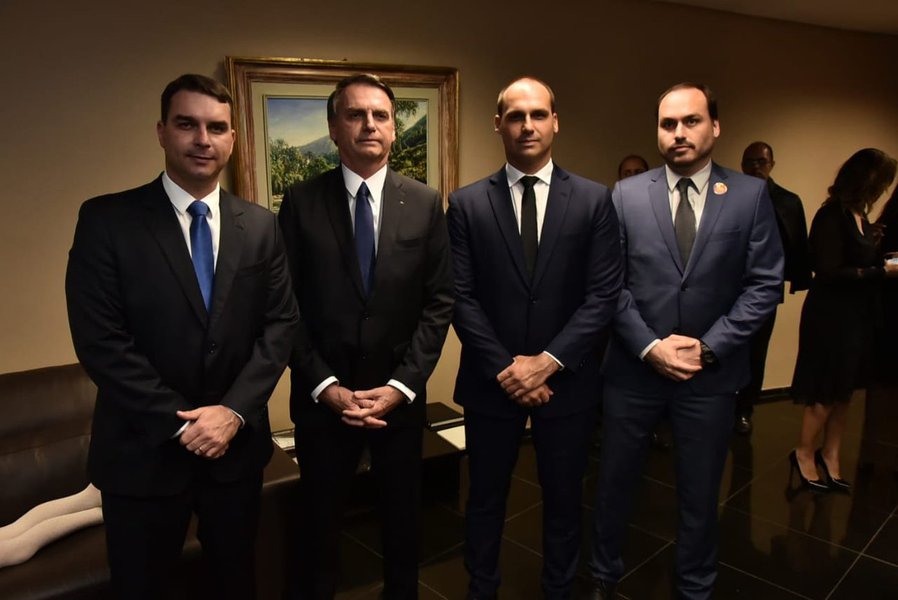 Corrupção do clã deve ser “muito grave” para Bolsonaro promover autogolpe, diz Eliane Brum Corrupção do clã deve ser “muito grave” para Bolsonaro promover autogolpe, diz Eliane Brum