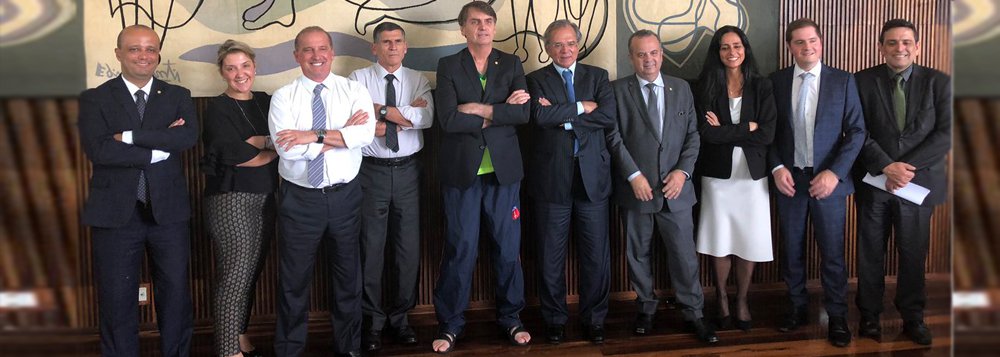Presidente pé-de-chinelo (Foto: Reprodução/Twitter) Presidente pé-de-chinelo