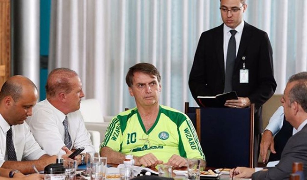 Bolsonaro usa camisa falsificada do Palmeiras em reunião sobre Previdência Bolsonaro usa camisa falsificada do Palmeiras em reunião sobre Previdência