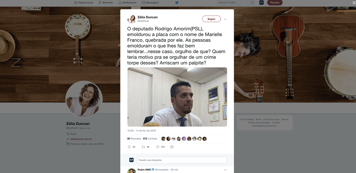 Deputado emoldura pedaço de placa quebrada por ele com o nome de Marielle Deputado emoldura pedaço de placa quebrada por ele com o nome de Marielle