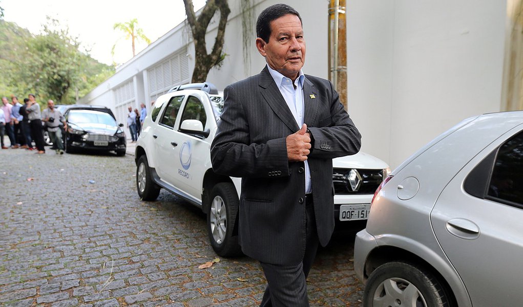 Evangélicos declaram guerra santa a Mourão (Foto: REUTERS/Sergio Moraes) Evangélicos declaram guerra santa a Mourão