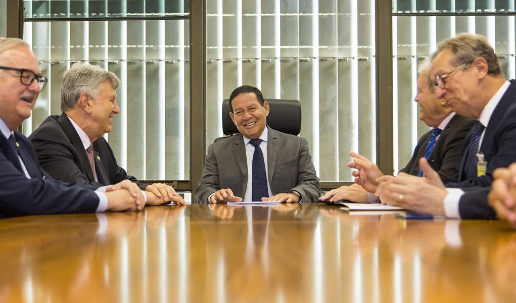 Para diplomatas estrangeiros, Mourão é o 'adulto na sala' Para diplomatas estrangeiros, Mourão é o 'adulto na sala'