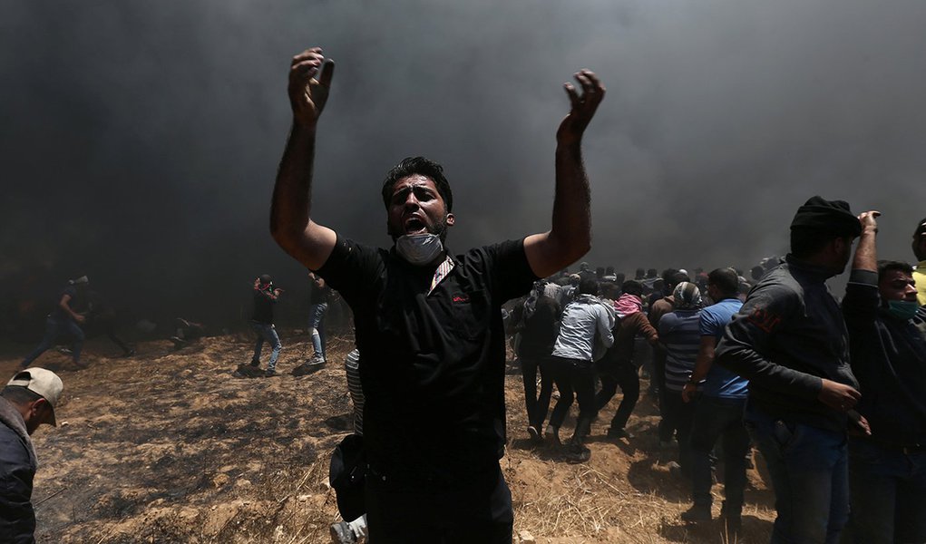 Israel volta a atacar manifestantes palestinos na Faixa de Gaza (Foto: REUTERS/Ibraheem Abu Mustafa) Israel volta a atacar manifestantes palestinos na Faixa de Gaza