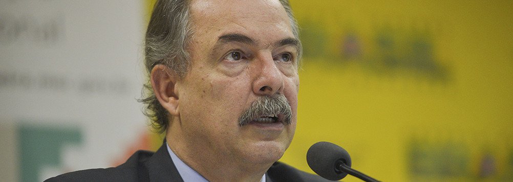 Mercadante defende convocação de Heleno por espionagem à Igreja Mercadante defende convocação de Heleno por espionagem à Igreja