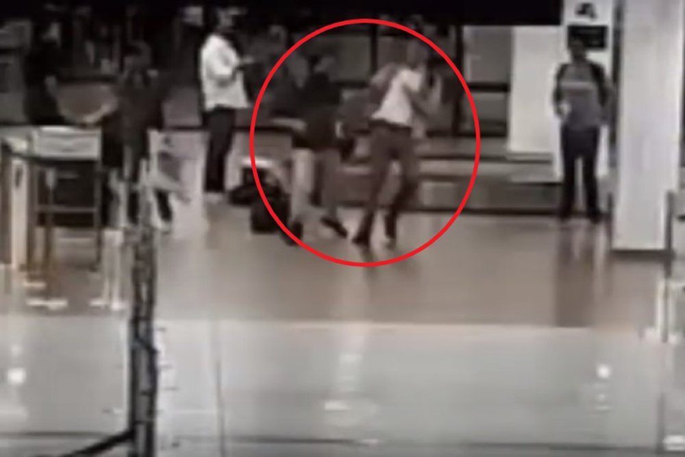 Diplomatas brasileiros trocam socos e tapas em aeroporto na Bolívia Diplomatas brasileiros trocam socos e tapas em aeroporto na Bolívia