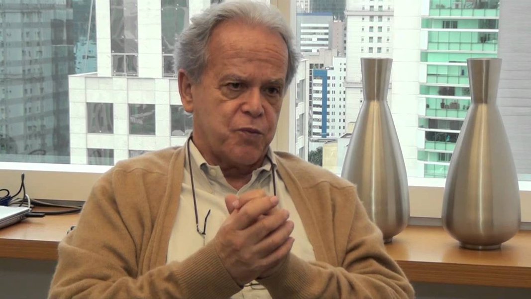 Reforma que prejudica mais pobres é único interesse da bolsa, diz ex-ministro Reforma que prejudica mais pobres é único interesse da bolsa, diz ex-ministro