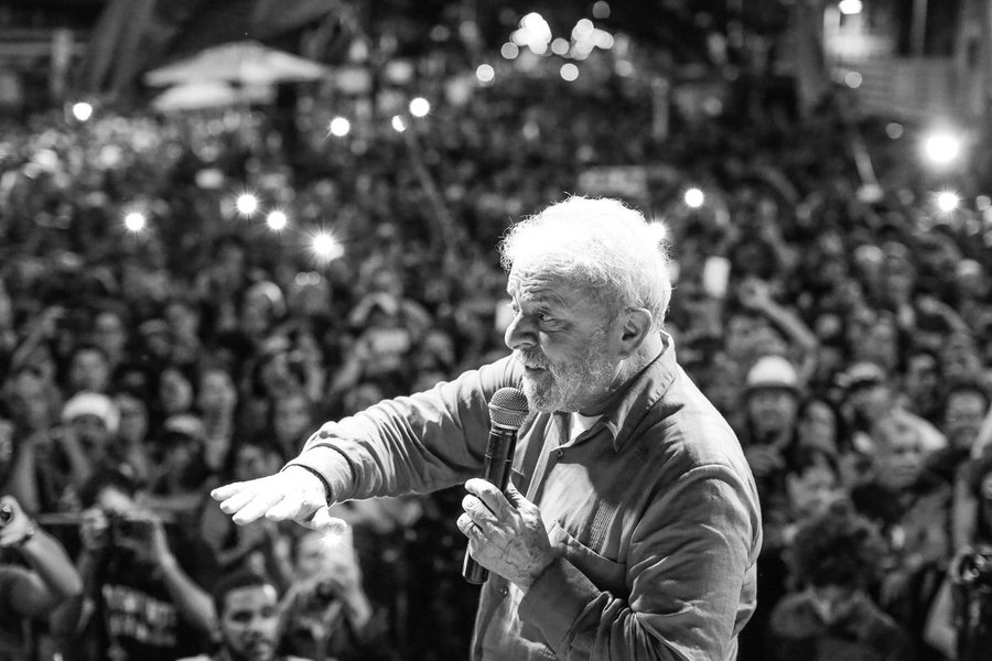 Crime de Lula foi ter posto o Brasil acima de tudo Crime de Lula foi ter posto o Brasil acima de tudo