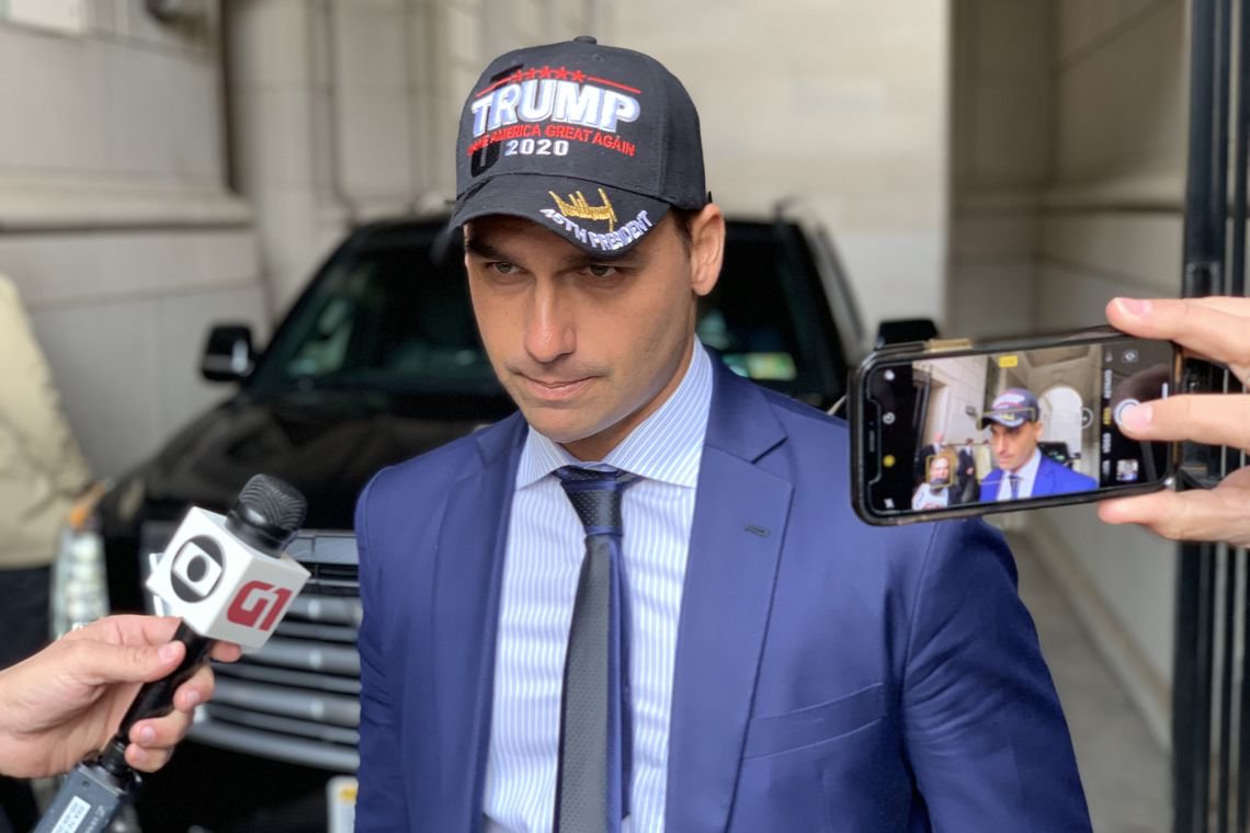 Eduardo Bolsonaro expõe luta de agentes contra delegados (Foto: Paola de Orte/Agência Brasil) Eduardo Bolsonaro expõe luta de agentes contra delegados