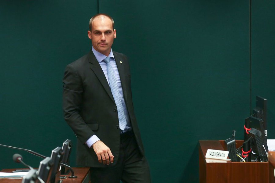 Após condenação de Lula, Eduardo Bolsonaro defende extinção do PT Após condenação de Lula, Eduardo Bolsonaro defende extinção do PT