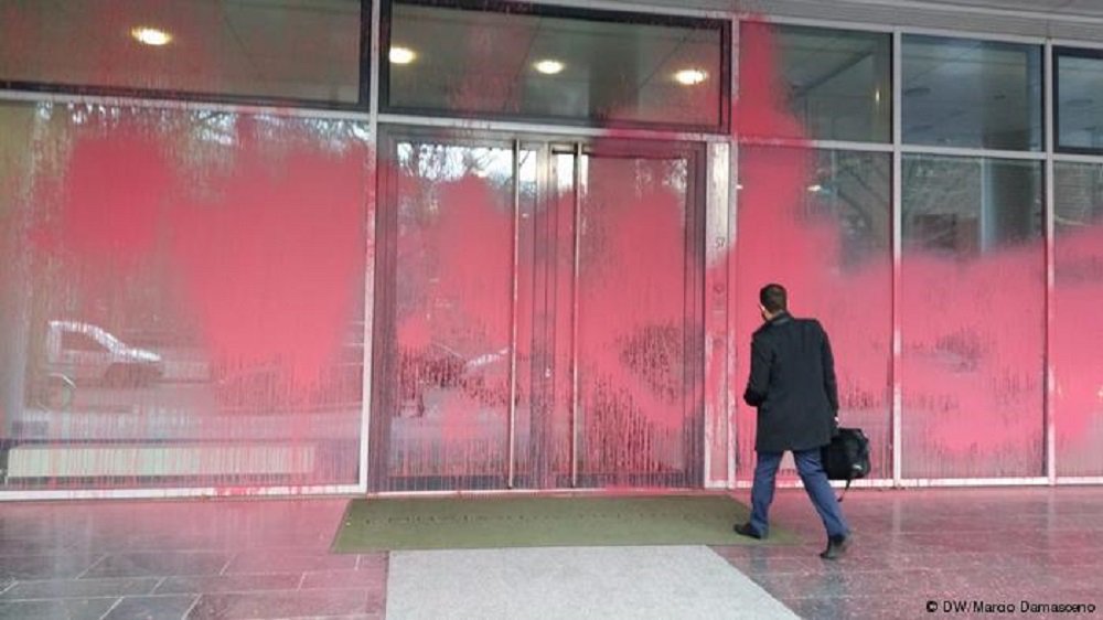 Ataque a embaixada brasileira em Berlim foi ato contra Bolsonaro Ataque a embaixada brasileira em Berlim foi ato contra Bolsonaro