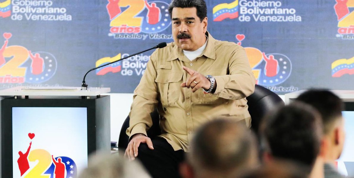 Em reunião com intelectuais, Maduro diz que paz prevalecerá na Venezuela Em reunião com intelectuais, Maduro diz que paz prevalecerá na Venezuela