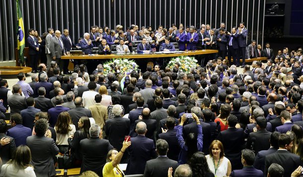 Esfaquear é a moda da era Bolsonaro Esfaquear é a moda da era Bolsonaro