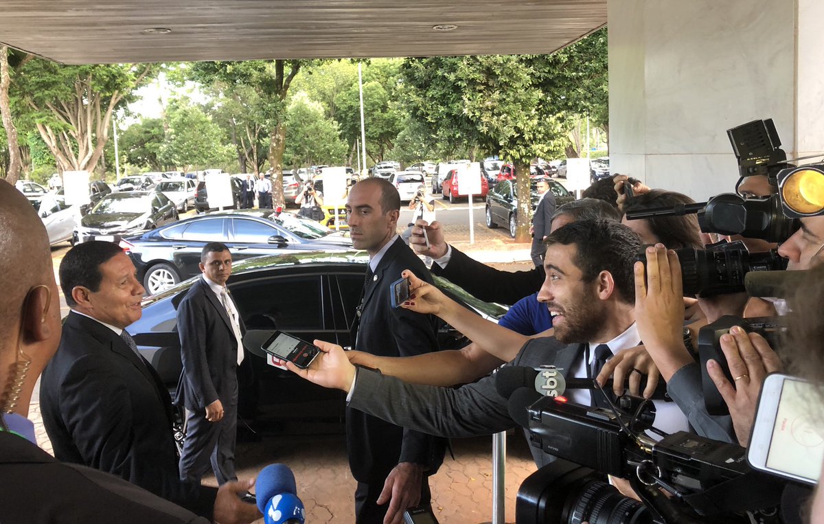 Mourão agenda entrevistas e cativa a mídia, enquanto Bolsonaro a ataca (Foto: Divulgação) Mourão agenda entrevistas e cativa a mídia, enquanto Bolsonaro a ataca