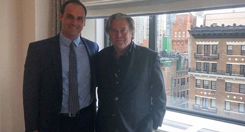Bannon indica filho de Bolsonaro como líder do neofascismo no mundo (Foto: Divulgação) Bannon indica filho de Bolsonaro como líder do neofascismo no mundo