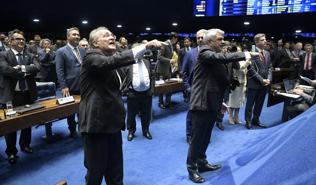 O Senado vai ficar de quatro para a Lava Jato? O Senado vai ficar de quatro para a Lava Jato?