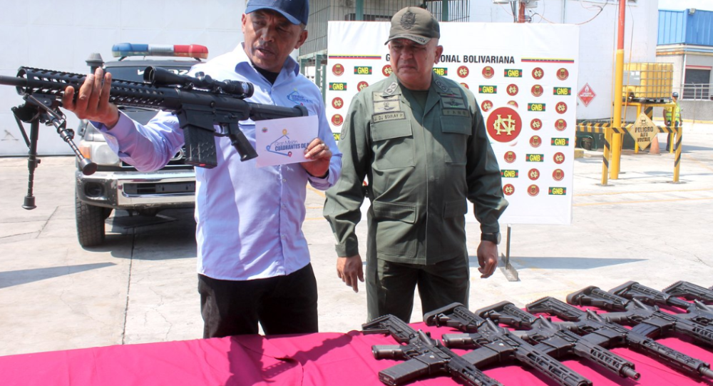 Polícia venezuelana apreende armamento dos EUA em aeroporto Polícia venezuelana apreende armamento dos EUA em aeroporto