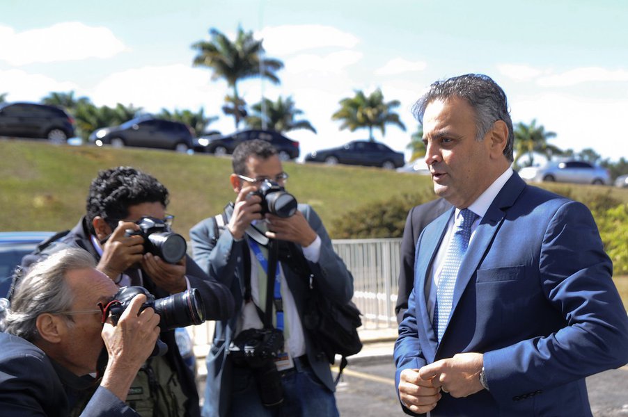Desprestigiado, Aécio Neves é vaiado ao fazer juramento na Câmara (Foto: Geraldo Magela/Agência Senado) Desprestigiado, Aécio Neves é vaiado ao fazer juramento na Câmara