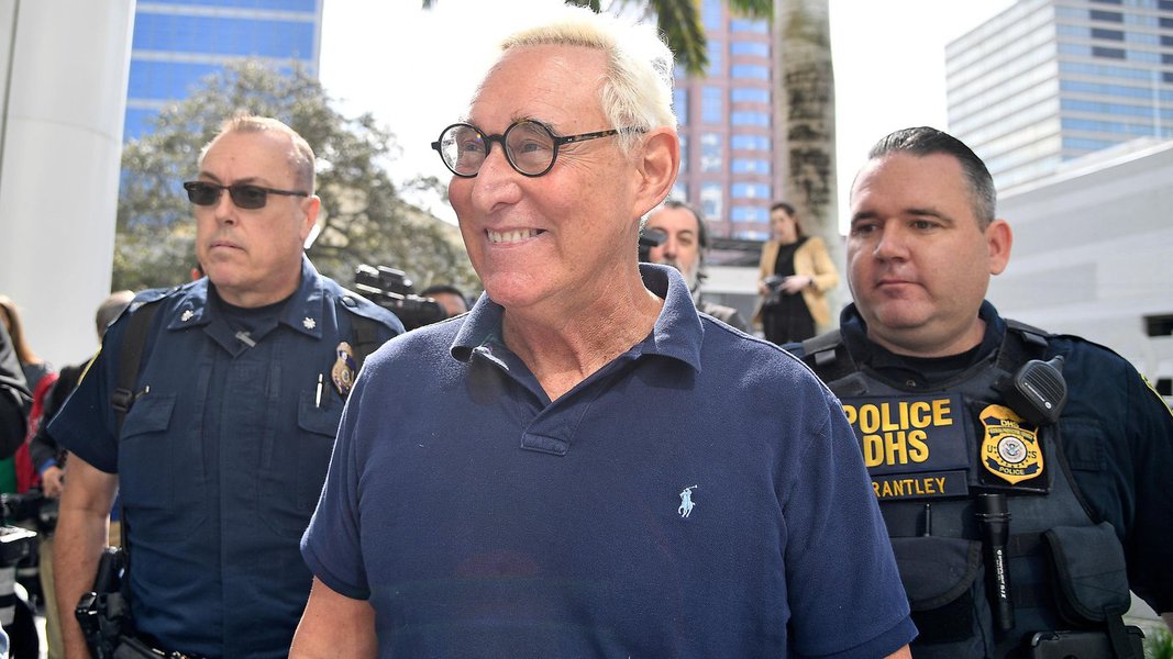 Roger Stone, ex-assessor de Trump, é preso por caso envolvendo russos Roger Stone, ex-assessor de Trump, é preso por caso envolvendo russos