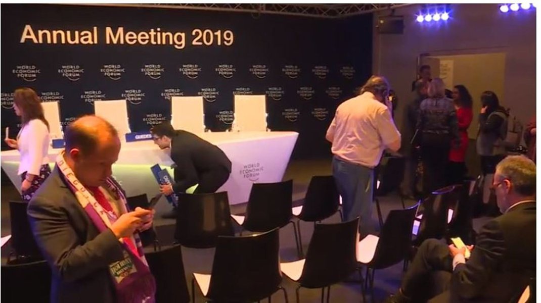 Bolsonaro e equipe fogem de coletiva em Davos Bolsonaro e equipe fogem de coletiva em Davos