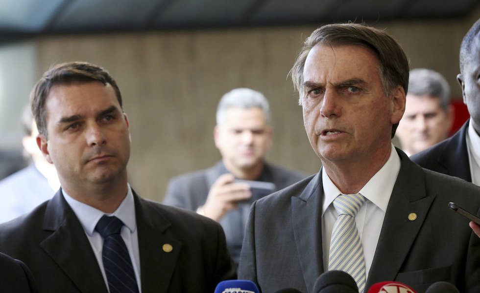 Como Flávio ocupou três cargos ao mesmo tempo em duas cidades diferentes Como Flávio ocupou três cargos ao mesmo tempo em duas cidades diferentes