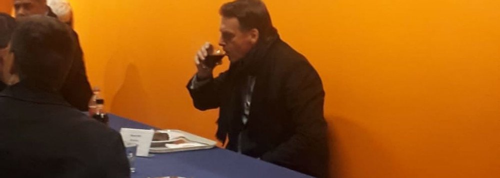 Lauro Jardim: almoço solitário de Bolsonaro foi o mais caro da história do Brasil Lauro Jardim: almoço solitário de Bolsonaro foi o mais caro da história do Brasil