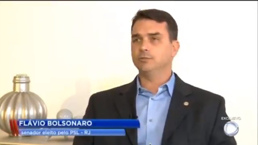 Flávio Bolsonaro atribui depósitos suspeitos a venda de apartamento (Foto: Reprodução) www.brasil247.com - Flávio Bolsonaro atribui depósitos suspeitos a venda de apartamento