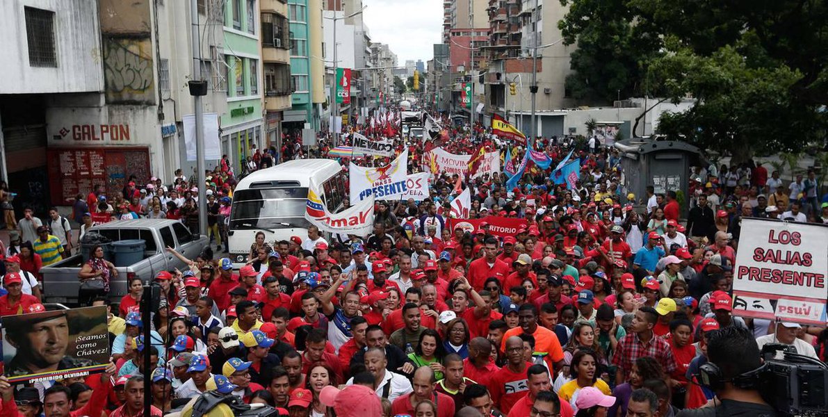 Partidários de Maduro também vão às ruas defender país do golpe Partidários de Maduro também vão às ruas defender país do golpe