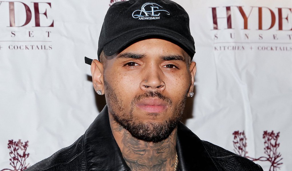 Chris Brown é preso em Paris após acusação de estupro Chris Brown é preso em Paris após acusação de estupro