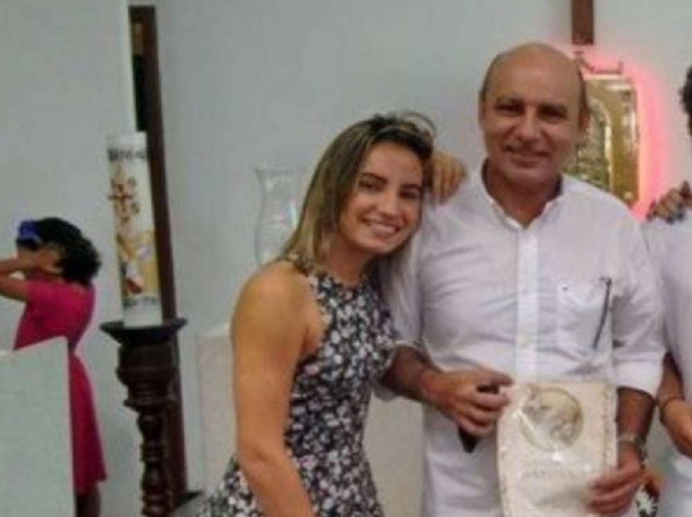 Filha de Fabrício Queiroz continua empregada no gabinete de Flávio Bolsonaro Filha de Fabrício Queiroz continua empregada no gabinete de Flávio Bolsonaro