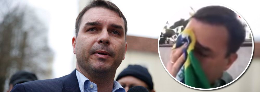 Flávio Bolsonaro e o símbolo augusto da paz Flávio Bolsonaro e o símbolo augusto da paz