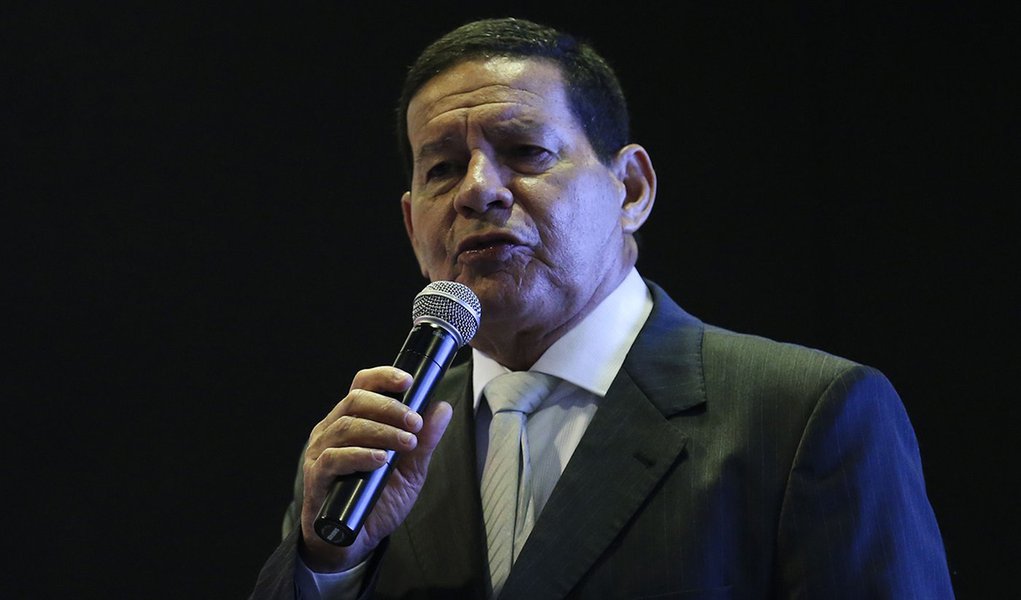 Mourão promete interinidade sem sobressaltos (Foto: José Cruz/Agência Brasil) Mourão promete interinidade sem sobressaltos