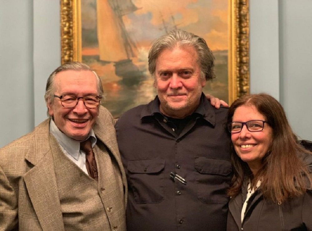 Steve Bannon recebe Olavo de Carvalho e celebra Brasil à venda Steve Bannon recebe Olavo de Carvalho e celebra Brasil à venda