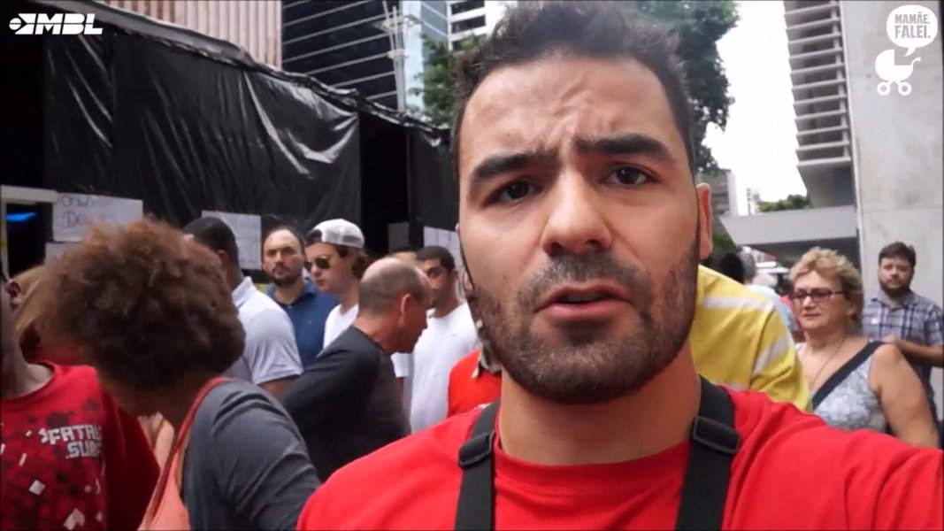 Mamãe Falei tenta incitar manifestantes na Alesp Mamãe Falei tenta incitar manifestantes na Alesp