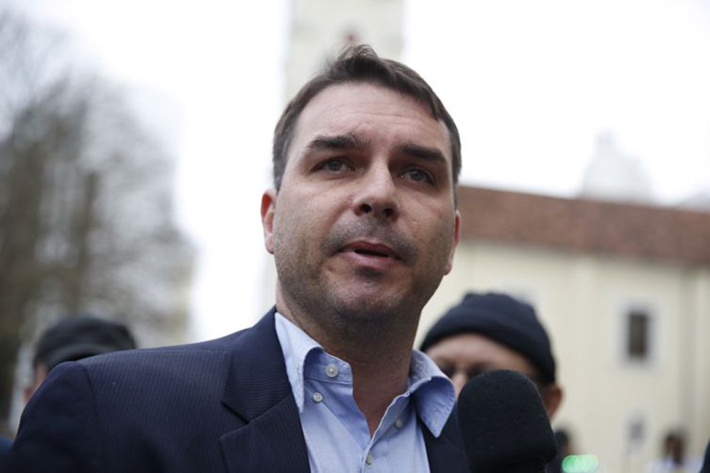 Militares se irritam com situação de Flávio Bolsonaro, que 'passou recibo' (Foto: Tânia Rêgo/Agência Brasil) Militares se irritam com situação de Flávio Bolsonaro, que 'passou recibo'