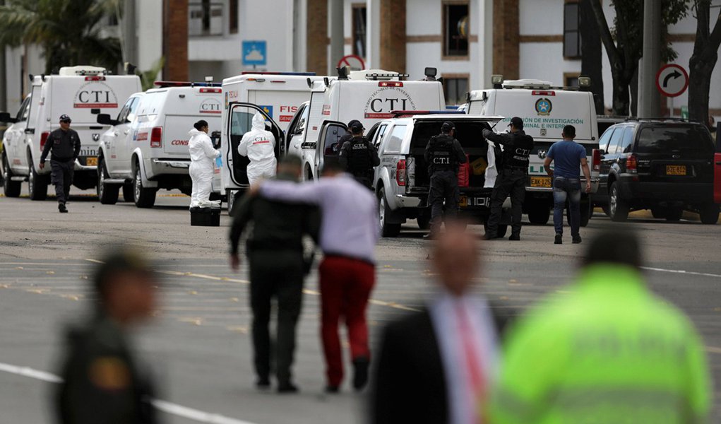 Carro-bomba deixa 8 mortos em academia de polícia em Bogotá (Foto: LUISA GONZALEZ) Carro-bomba deixa 8 mortos em academia de polícia em Bogotá