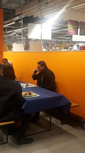 Sem prestígio e sem agenda, Bolsonaro almoça sozinho em Davos Sem prestígio e sem agenda, Bolsonaro almoça sozinho em Davos