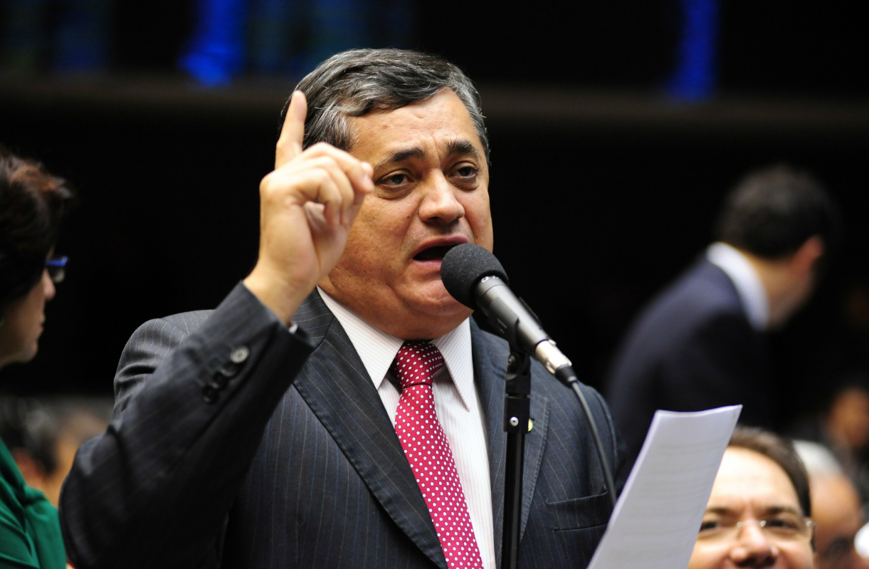 Bolsonaro faz “demagogia” com decreto de armas, diz Guimarães Bolsonaro faz “demagogia” com decreto de armas, diz Guimarães