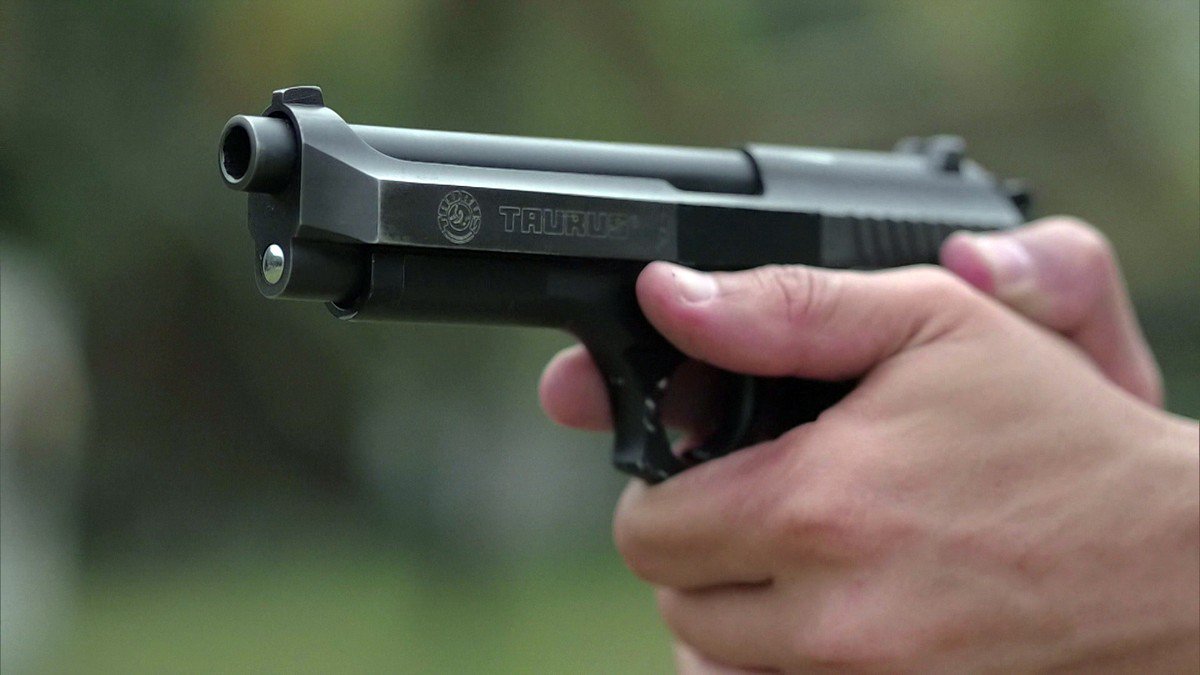 Ação da Taurus fecha em queda de 22% após decreto de armas (Foto: Reprodução/Globo) Ação da Taurus fecha em queda de 22% após decreto de armas