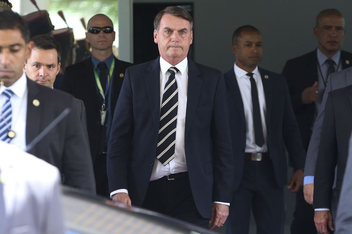 Datafolha mostra: população está de um lado, Bolsonaro de outro Datafolha mostra: população está de um lado, Bolsonaro de outro