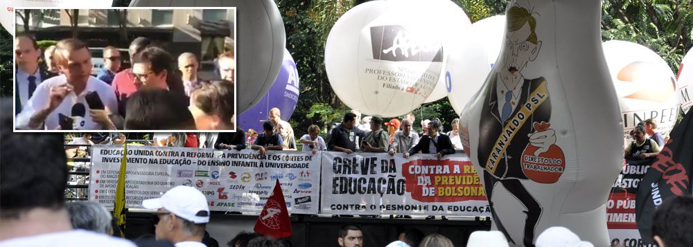 Bolsonaro agride repórter da Folha e pede “bom jornalismo” Bolsonaro agride repórter da Folha e pede “bom jornalismo”