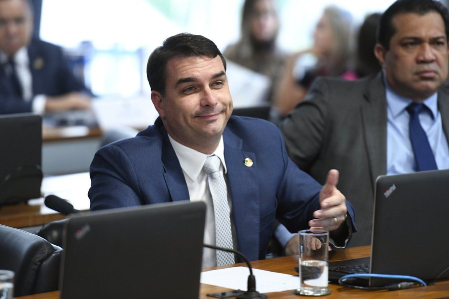 Família de ex-madrasta pagava para Flávio nomeá-la, diz Época (Foto: Edilson Rodrigues) Família de ex-madrasta pagava para Flávio nomeá-la, diz Época