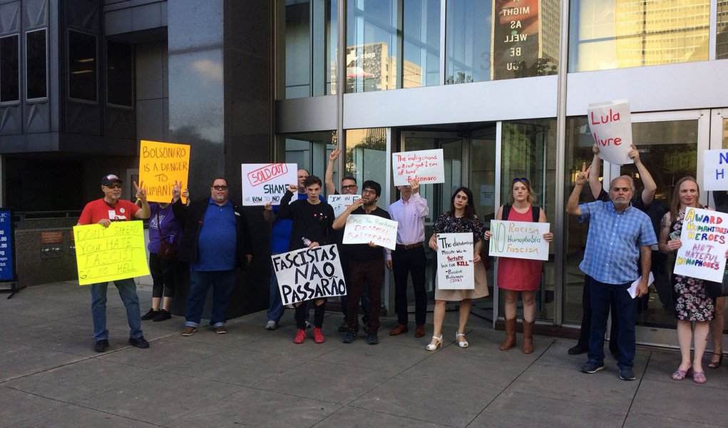 Dallas, cidade que não convidou Bolsonaro, o recebe com protestos Dallas, cidade que não convidou Bolsonaro, o recebe com protestos