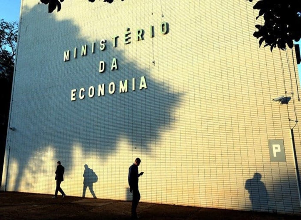 Governo prevê desligamento de mais de 25 mil funcionários Governo prevê desligamento de mais de 25 mil funcionários