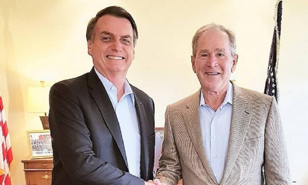 Bolsonaro 'se convidou' para foto com Bush; americano não sabia do encontro Bolsonaro 'se convidou' para foto com Bush; americano não sabia do encontro